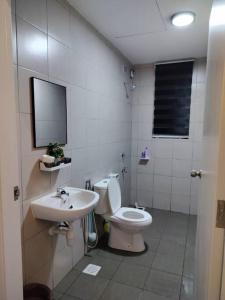 普特拉贾亚Lakeview 3 Bedroom Apartment in Presint 18 Putrajaya的一间带卫生间和水槽的浴室