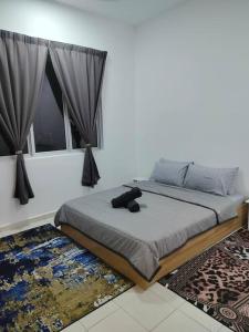 普特拉贾亚Lakeview 3 Bedroom Apartment in Presint 18 Putrajaya的卧室床上的泰迪熊