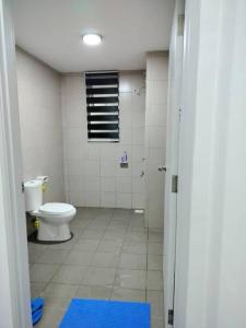 普特拉贾亚Lakeview 3 Bedroom Apartment in Presint 18 Putrajaya的一间带卫生间和蓝色地毯的浴室