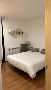 奥尔迪诺Appartement au coeur d'Ordino的卧室配有白色的床,墙上有种动物