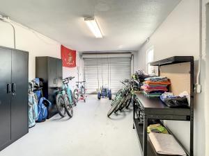 布雷登顿AMI, IMG, Beach, Bikes, Golf, Hottub, Fish, Beach, BBQ, SRQ的一间自行车停放在车库的房间