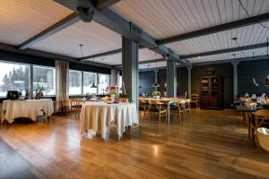 迪韦德Millestgården Eco lodge的用餐室设有桌椅和窗户。