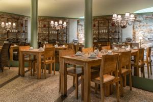 巴黎Hôtel Prince de Conti的用餐室配有木桌和椅子