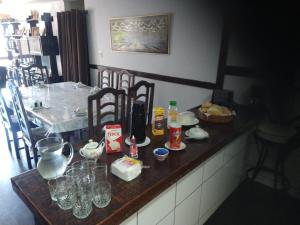 彼得罗波利斯Casa com piscina e sauna em Petrópolis的厨房配有带玻璃桌的台面