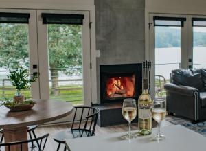 海厄沃西Tranquille Resort的壁炉桌上的两杯葡萄酒