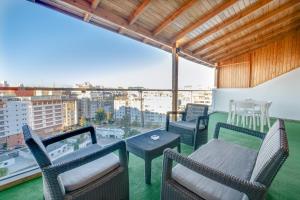 丹吉尔Luxury Apartments的阳台配有桌椅,享有风景。