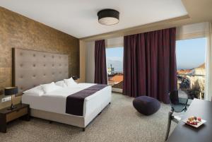 佩奇科索佩斯酒店的酒店客房设有床和窗户。