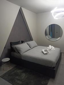 基耶蒂Le Mirage的一间卧室配有一张带镜子的大床