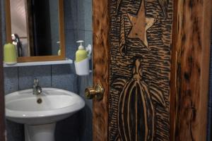 塔马林多Mai Ke Kai Surf House的一间带水槽的浴室和一扇星星门
