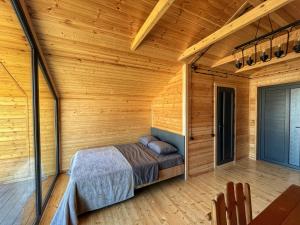 阿拉韦尔迪ARMBEE Honey Farm的小木屋内的卧室,配有一张床