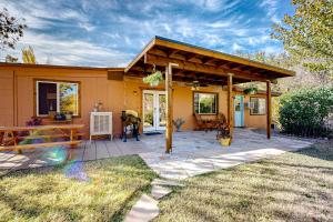 卡顿伍德Rocking S Ranch的一座黄色的小房子,设有木屋顶
