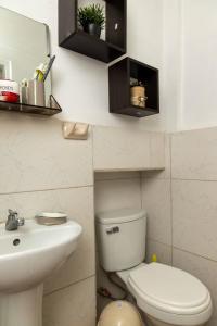 卡哈马卡Finca San Antonio De Shudal的浴室配有白色卫生间和盥洗盆。