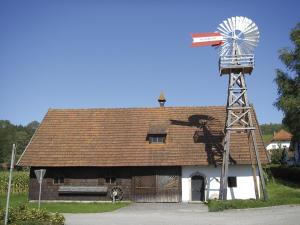 OsternachOsternacherhof的一座带风车的旧谷仓