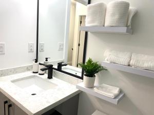 温哥华Modern and Brand new house near PNE的白色的浴室设有水槽和镜子