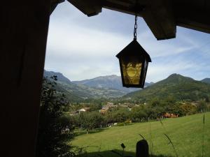 阿尔贝维尔艾特洛住宿加早餐旅馆的山景房屋的灯
