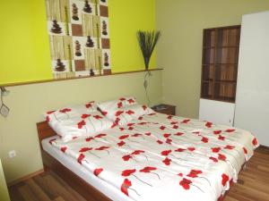 佩奇水公寓的卧室里一张红色鲜花的床