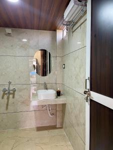 乌贾因Tekri Farms and Retreat的一间带水槽和镜子的浴室