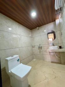 乌贾因Tekri Farms and Retreat的一间带卫生间和水槽的浴室