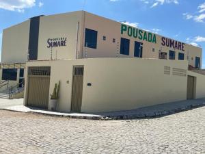 卡鲁阿鲁Pousada Sumaré的砖路旁街道上的建筑物