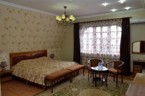 卡拉甘达Hotel Miss Mari的一间卧室配有一张床、一张桌子和一个窗户。