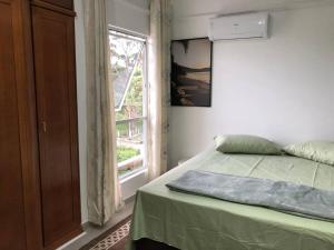 弗洛里亚诺波利斯Apartamento perfeito, faixa mar!的卧室设有靠窗的床