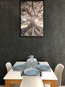 弗洛里亚诺波利斯Apartamento perfeito, faixa mar!的一张桌子和椅子,还有一幅树的照片