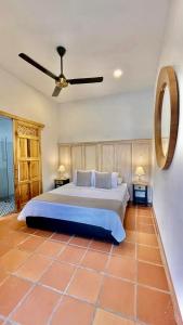 瓜杜阿斯Camino a Santa Fe的一间卧室配有一张床和吊扇