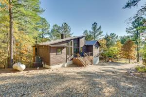 布罗肯鲍Broken Bow Family Cabin with Fireplace and Hot Tub!的树林中的一个小小屋,设有一个游乐场