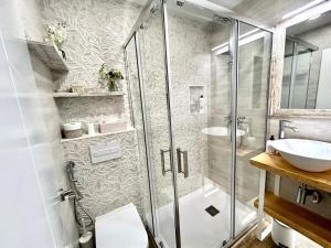 Premia de DaltLes Terrasses de la Cisa, 20kms de BCN的带淋浴和盥洗盆的浴室