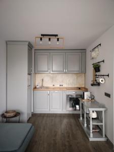 波亚纳布拉索夫Silver Mountain B12的厨房配有白色橱柜和桌子