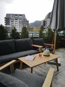 波亚纳布拉索夫Silver Mountain B12的带沙发和咖啡桌的客厅