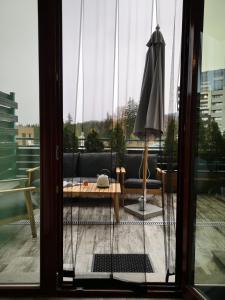 波亚纳布拉索夫Silver Mountain B12的阳台带遮阳伞的开放式玻璃门