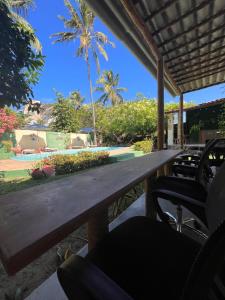 皮帕Free! Hostel Vila的庭院里设有一张木桌和椅子