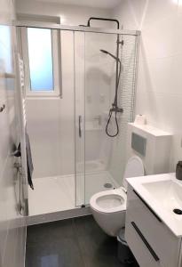 TuczempyDom gościnny 4 JAWA II的带淋浴和卫生间的白色浴室