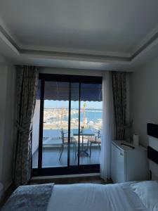 伊兹密尔Urla Marin otel的一间卧室设有一张床,享有阳台的景色