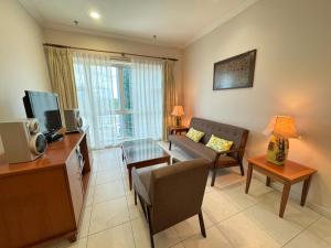 古晋StayInn Gateway Hotel Apartment, 2-bedroom Kuching City PrivateHome的带沙发和电视的客厅