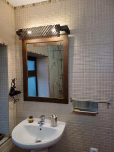 Outeiro奥菲西纳乔宾馆的一间带水槽和镜子的浴室