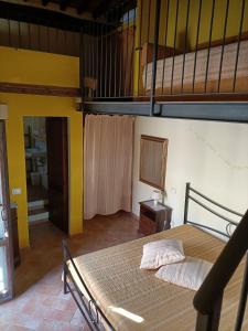 塞尔·迪·拉波拉诺Agriturismo Scannano的一间卧室配有两张双层床。