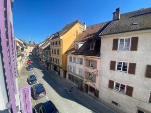 波朗特吕Apart'Hotel du Faubourg by Stay Swiss的享有城市街道和建筑的景色