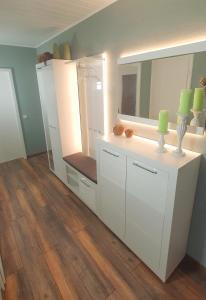 巴特萨克萨Appartementwohnung Central Bad Sachsa的浴室设有白色橱柜和大镜子