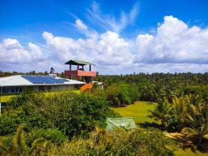 蒂瑟默哈拉默Yala Bay Holiday Resort的屋顶上太阳能电池板房子的空中景观
