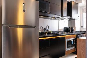圣保罗Apartamento Autódromo de Interlagos sp的厨房配有不锈钢冰箱