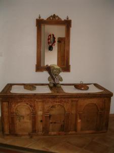 圣坎迪朵Valtnerhof的木制梳妆台,配有两个盥洗盆和镜子