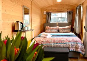 福丁布里奇Arniss New Forest的小木屋内一间卧室,配有一张床