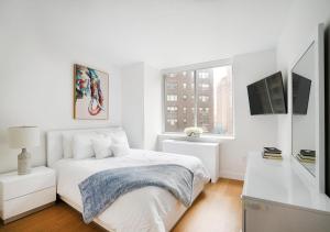 纽约Stylish 2 BD 2 BA At UES的白色的卧室设有床和窗户
