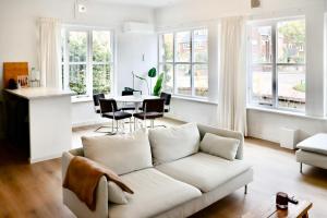 奈梅亨Boutique Appartement Oost的客厅配有白色的沙发和桌子
