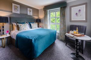 基拉尼基拉尼杜郎霍尔酒店的一间卧室设有蓝色的床和窗户。