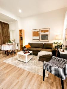 布尔哈索特apartamento muy próximo a Valencia的客厅配有沙发和桌子
