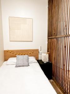 布尔哈索特apartamento muy próximo a Valencia的一间卧室配有一张带木制床头板的床