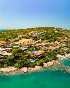 布希奥斯Jubarte Hotel by Insólito的水面上岛屿的空中景观